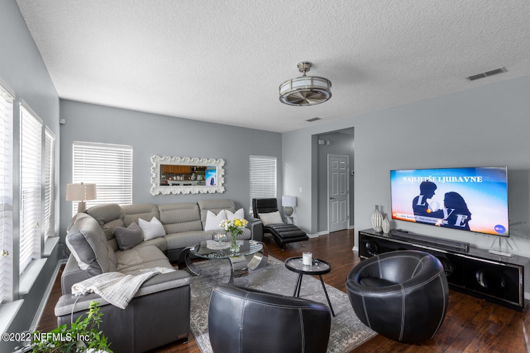 Photo 8 of 40 - 6304 Pendragon Pl, Jacksonville, FL 32258