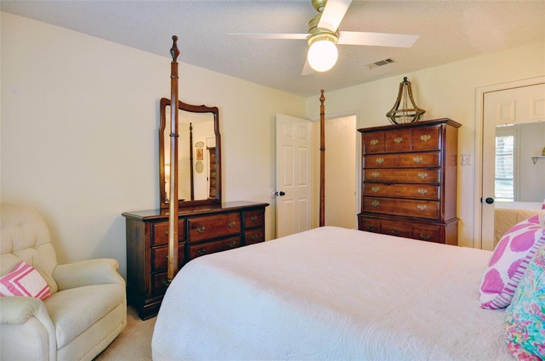 Photo 21 of 39 - 3807 S Shadycreek Dr, Arlington, TX 76013