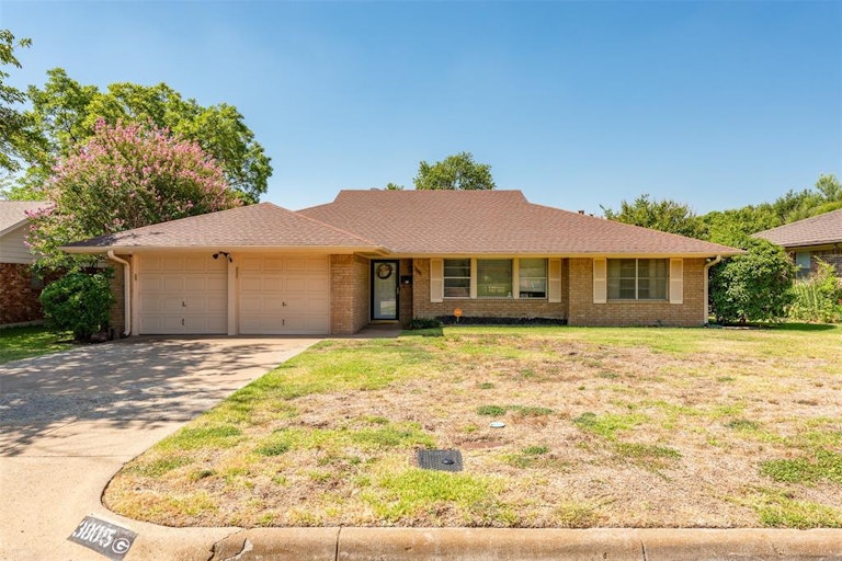 Photo 3 of 23 - 3805 Glenmont Dr, Fort Worth, TX 76133