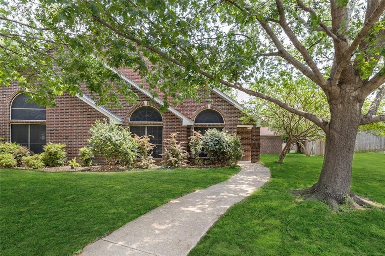 Photo 1 of 26 - 405 Crowe Dr, Euless, TX 76040