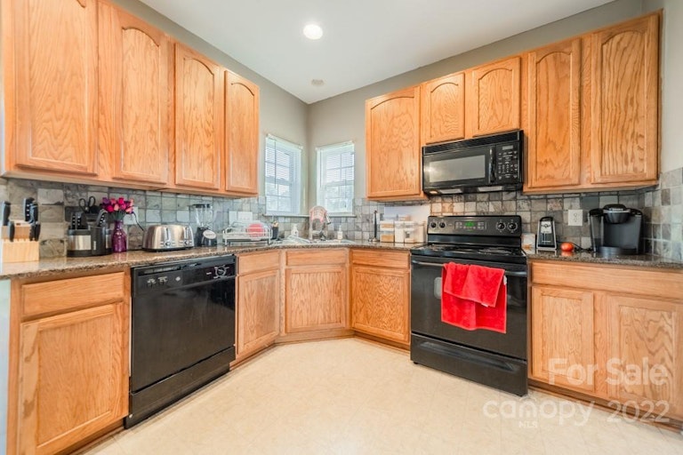 Photo 10 of 28 - 2940 Ireton Pl, Kannapolis, NC 28083