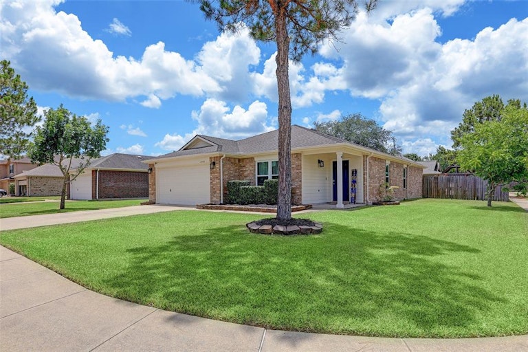 Photo 2 of 22 - 3402 Huisache Blvd, Pearland, TX 77581