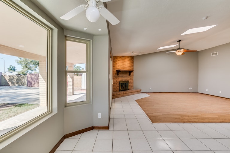 Photo 3 of 31 - 5245 W Christy Dr, Glendale, AZ 85304