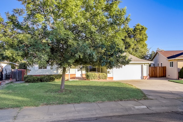 Photo 23 of 23 - 541 W D St S, Dixon, CA 95620