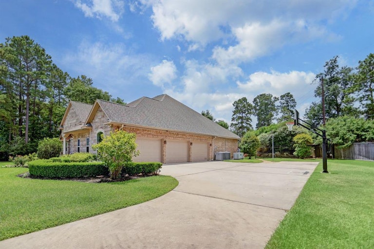 Photo 4 of 34 - 7811 Bent Green Ln, Spring, TX 77389