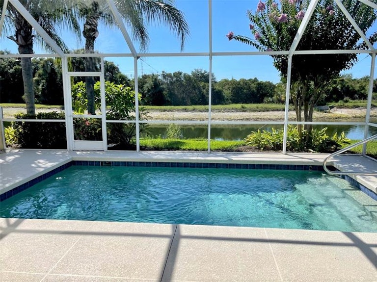 Photo 4 of 33 - 5979 Benevento Dr, Sarasota, FL 34238