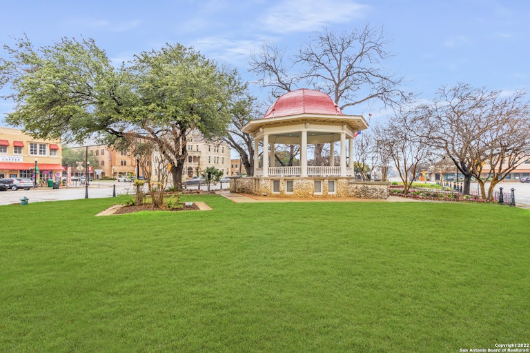 Photo 9 of 11 - 2139 Meadow Way St, New Braunfels, TX 78132