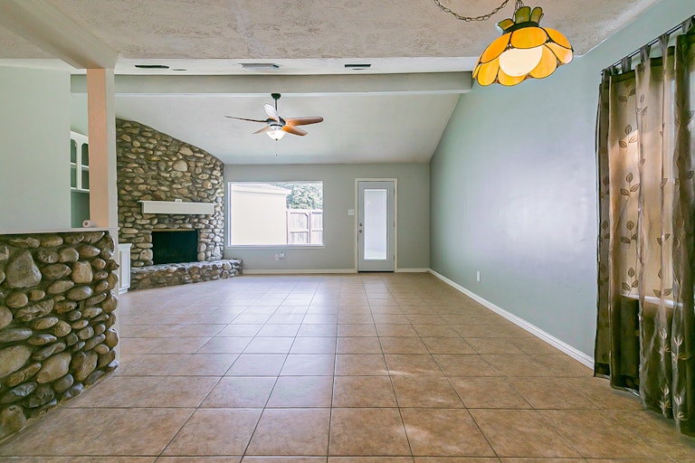 Photo 11 of 21 - 1801 Crooked Creek Ln, Pearland, TX 77581