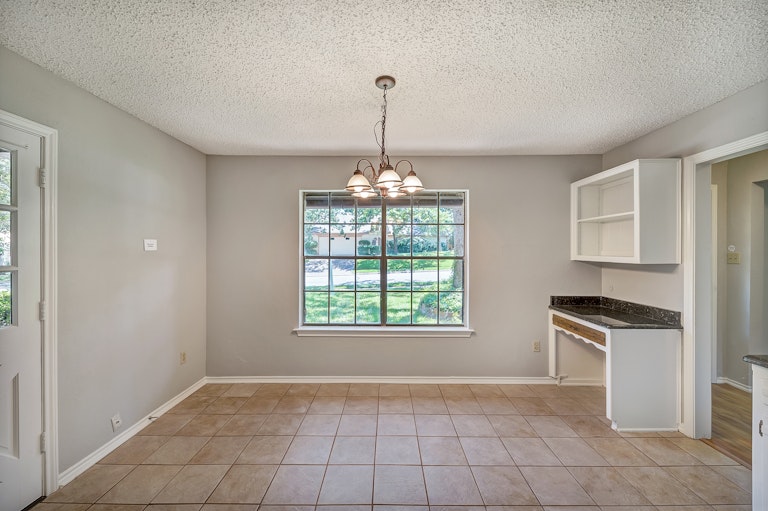 Photo 6 of 29 - 3013 Willow Ln, Bedford, TX 76021