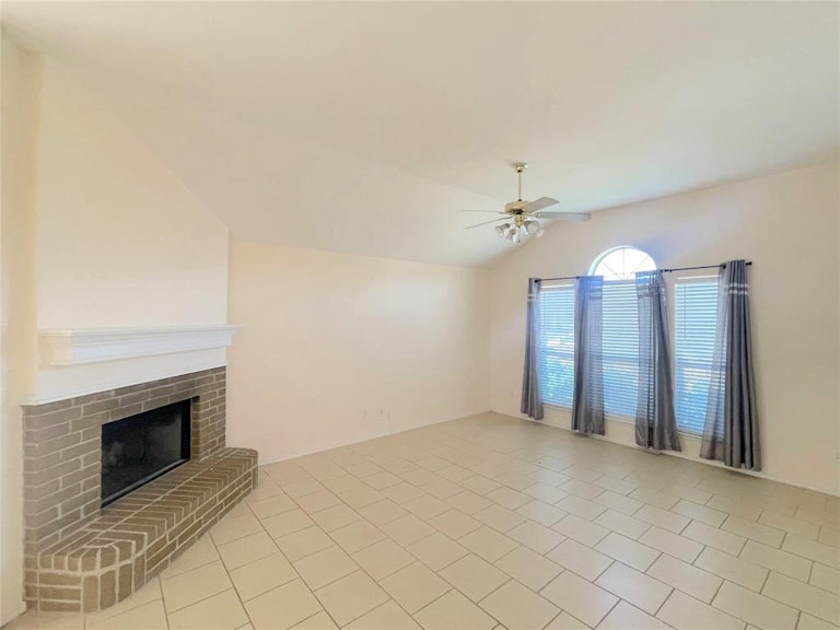 Photo 5 of 18 - 751 Rachel St, Grand Prairie, TX 75052