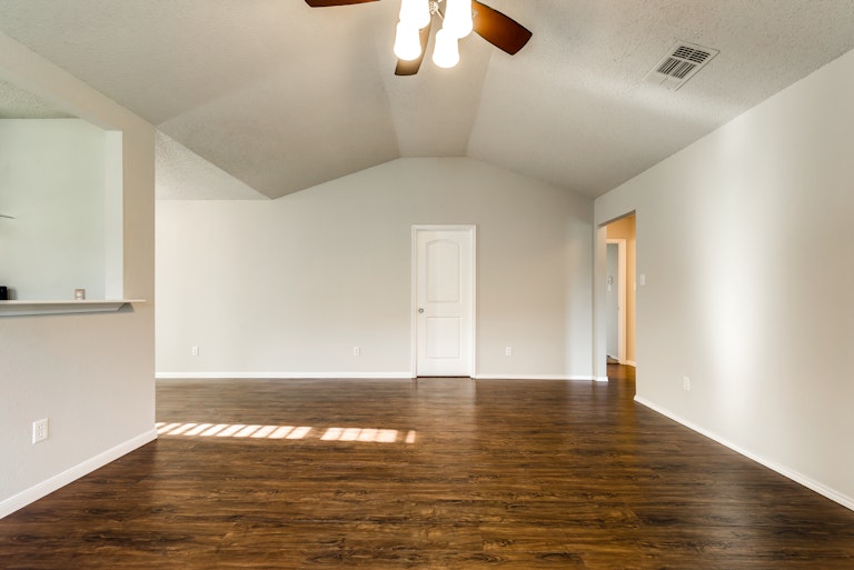 Photo 13 of 28 - 2039 Angelica Way, Dallas, TX 75217