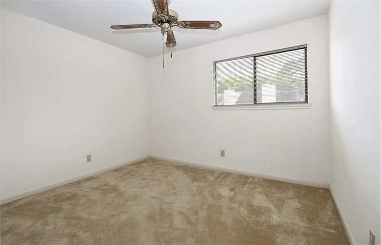 Photo 22 of 28 - 727 Bunker Hill Rd #40, Houston, TX 77024