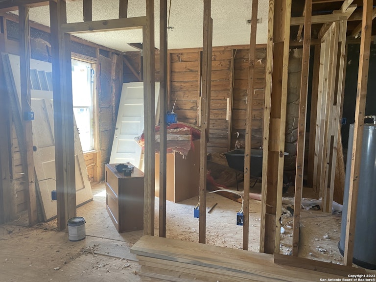 Photo 3 of 14 - 243 Rollins Ave, San Antonio, TX 78228