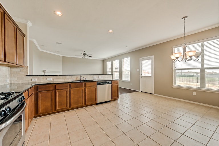 Photo 8 of 28 - 14000 Zippo Way, Haslet, TX 76052