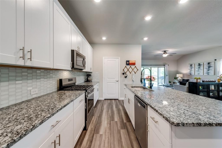 Photo 14 of 40 - 448 Crystal Clear Ln, Princeton, TX 75407