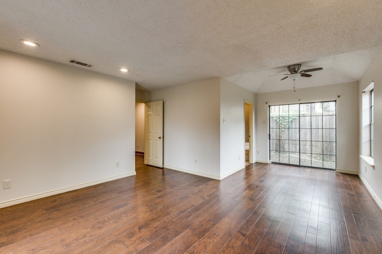 Photo 13 of 25 - 3103 Vicky Ct, Garland, TX 75044