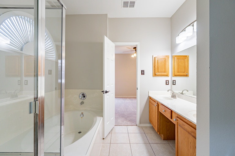 Photo 14 of 23 - 2805 Hudson Xing, McKinney, TX 75072