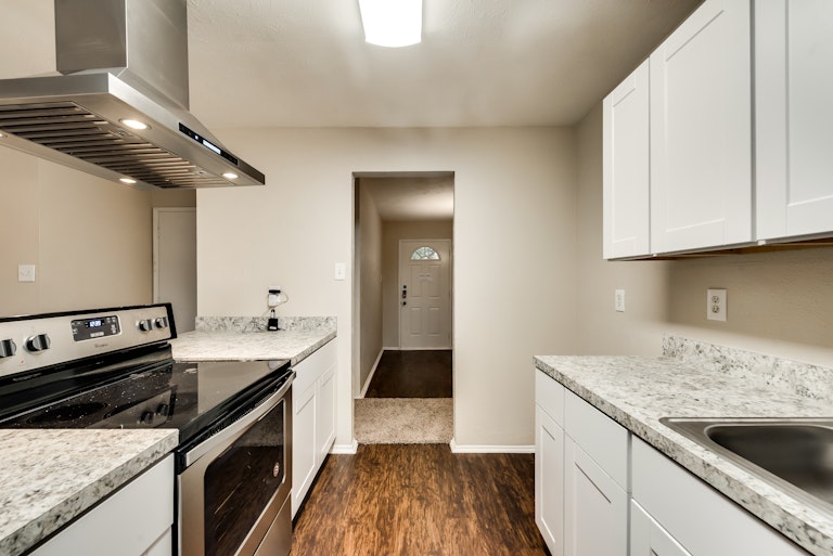 Photo 3 of 27 - 7302 Christie Ln, Dallas, TX 75249