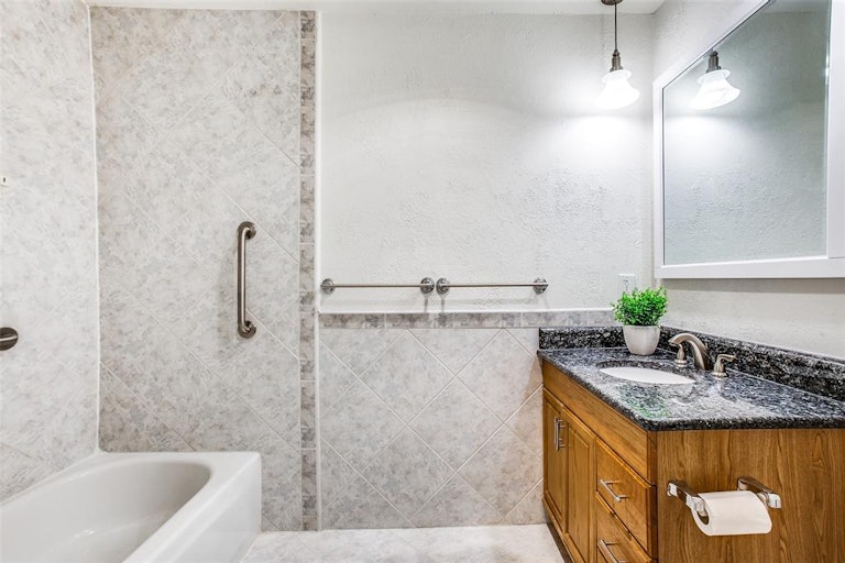Photo 17 of 25 - 6006 Excalibur Dr, Garland, TX 75044