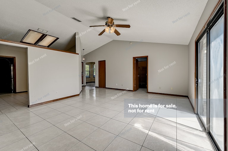 Photo 4 of 32 - 8460 Rockridge Dr, Jacksonville, FL 32244
