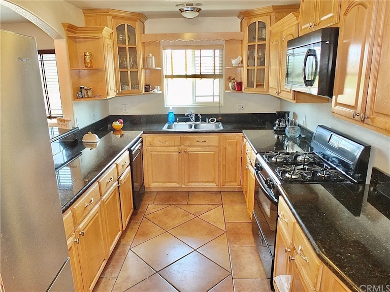 Photo 12 of 48 - 6900 N Atlantic Pl, Long Beach, CA 90805