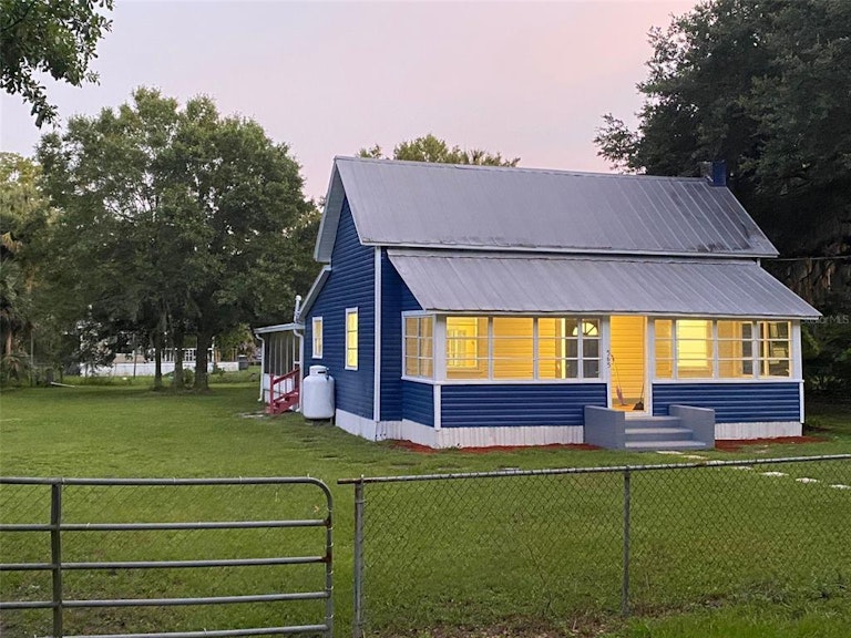 Photo 3 of 20 - 565 Pine St E, Mulberry, FL 33860