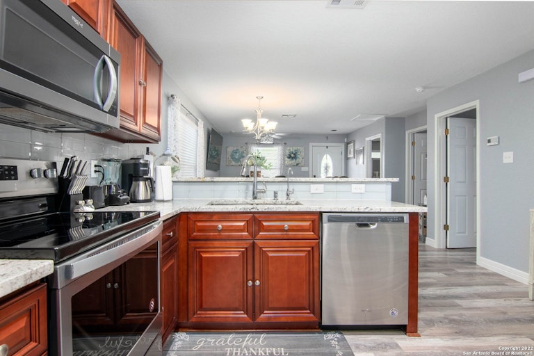 Photo 7 of 24 - 340 N San Felipe Ave, San Antonio, TX 78237