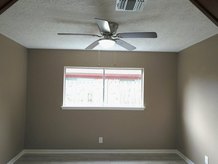 Photo 19 of 31 - 9427 Spellman Rd, Houston, TX 77031
