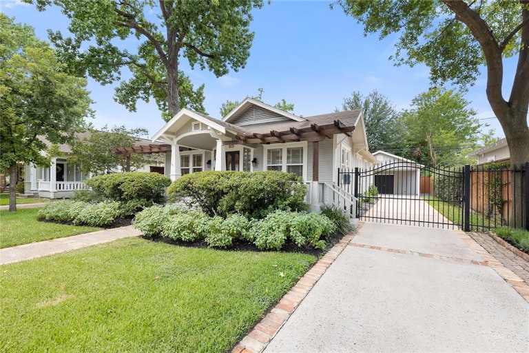 Photo 3 of 30 - 1031 W Melwood St, Houston, TX 77009