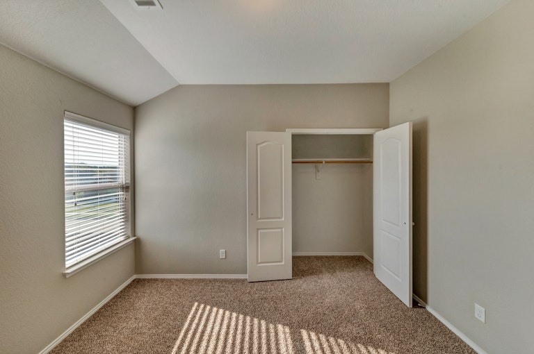 Photo 24 of 32 - 400 Stone Crossing Ln, Fort Worth, TX 76140