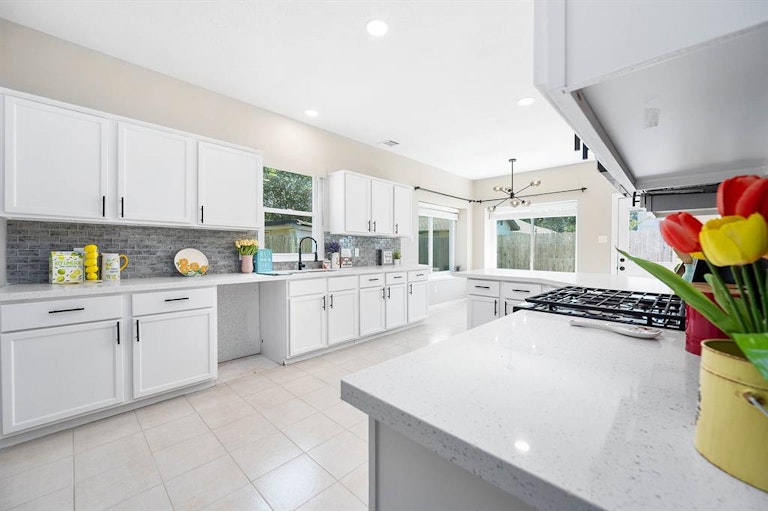 Photo 15 of 40 - 8318 Cliffshire Ct, Houston, TX 77083