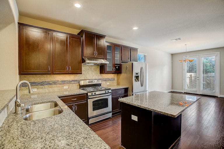 Photo 4 of 36 - 2620 Lightfoot Trl, Austin, TX 78745