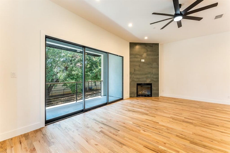 Photo 12 of 40 - 352 Foch St, Fort Worth, TX 76107