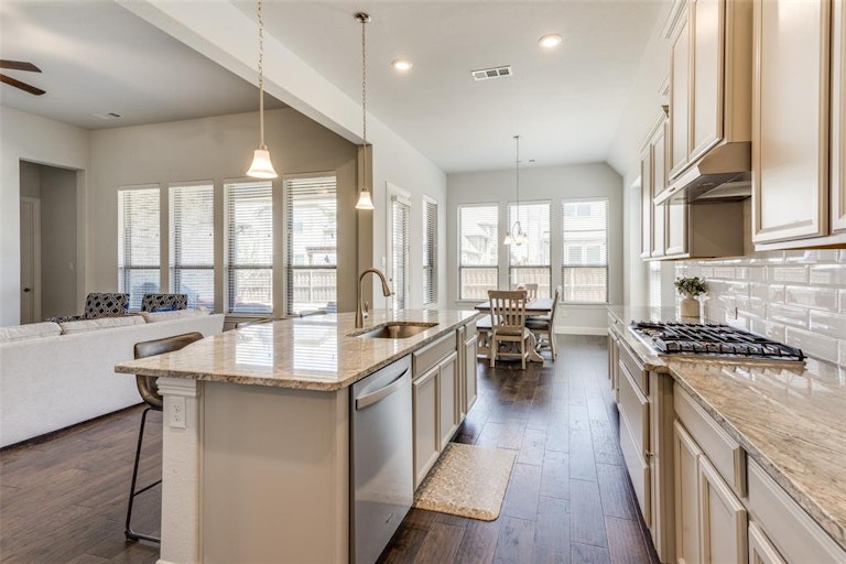 Photo 16 of 33 - 2404 Carrington Dr, Mansfield, TX 76063