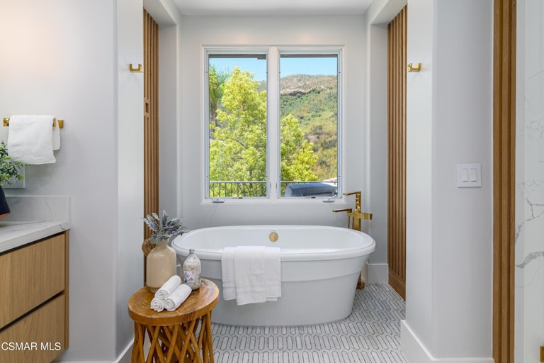 Photo 37 of 77 - 29462 Malibu View Ct, Agoura Hills, CA 91301