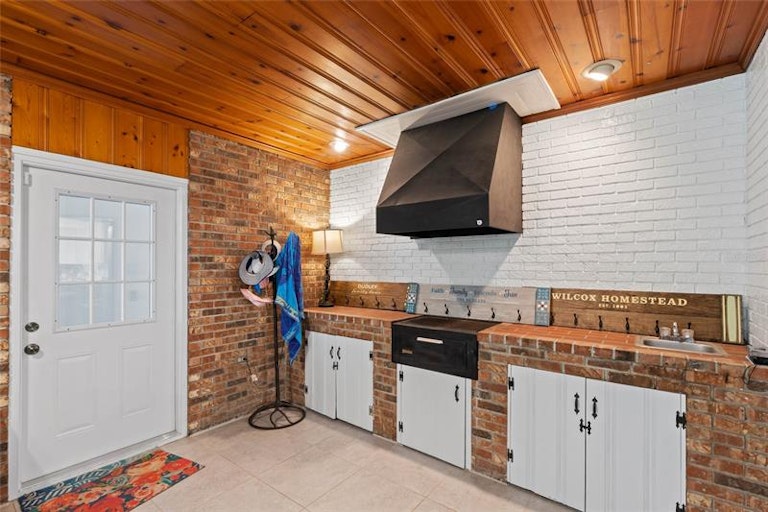 Photo 15 of 56 - 721 W Nelson St, Tavares, FL 32778