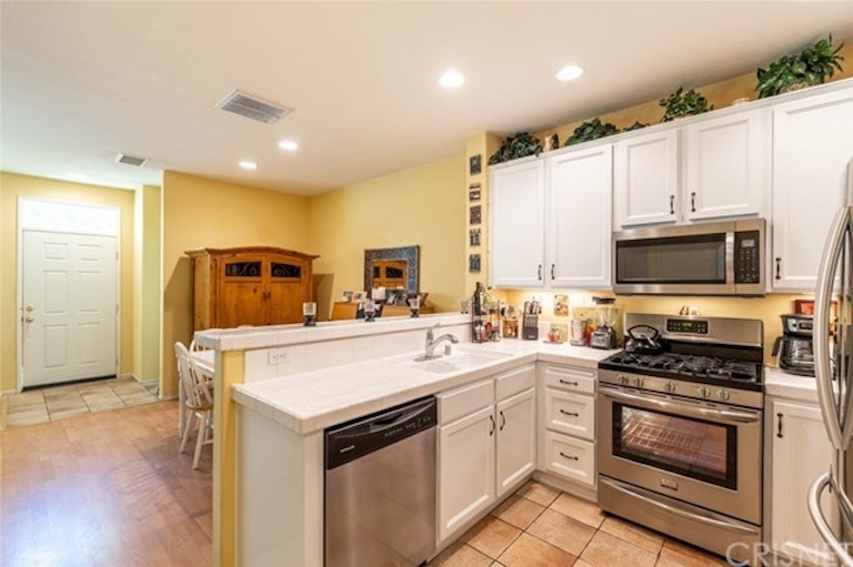 Photo 3 of 37 - 25773 Perlman Pl Unit F, Stevenson Ranch, CA 91381