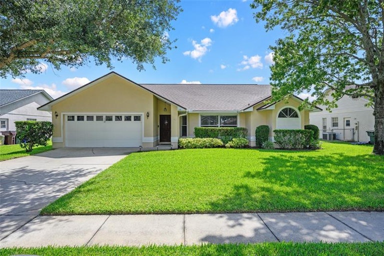 Photo 1 of 39 - 2338 Sweetwater Blvd, Saint Cloud, FL 34772
