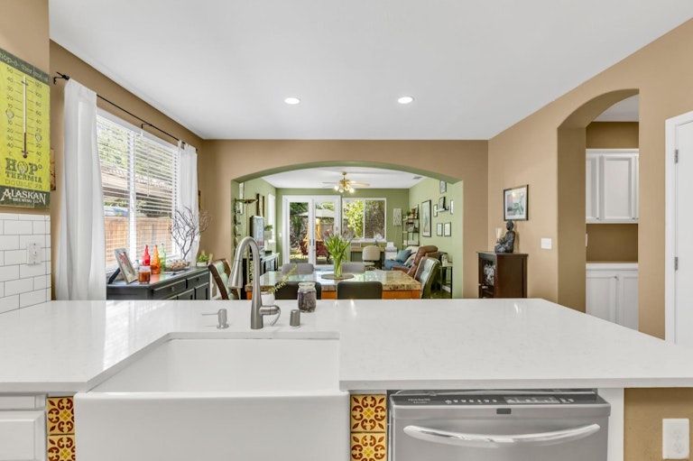 Photo 14 of 48 - 4223 Windsong St, Sacramento, CA 95834