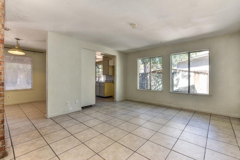 Photo 12 of 37 - 19 Sentido Ct, Sacramento, CA 95823