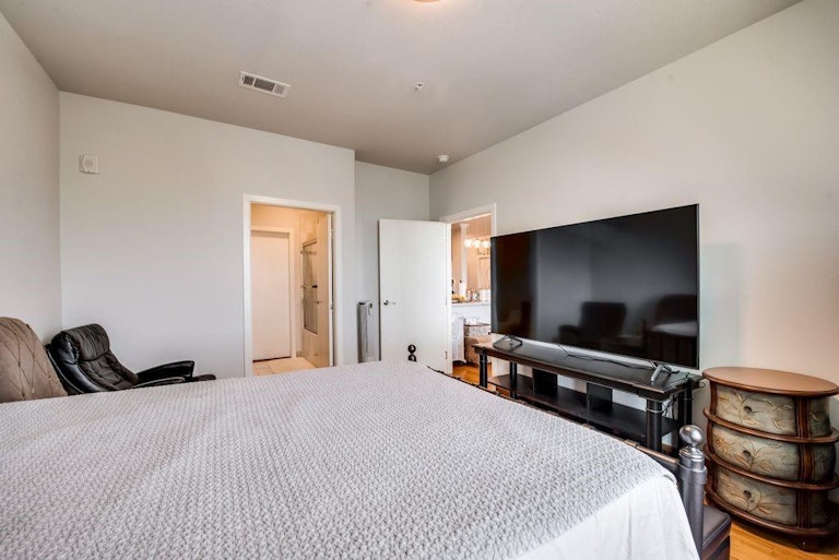 Photo 17 of 22 - 1220 W Trinity Mills Rd #5005, Carrollton, TX 75006