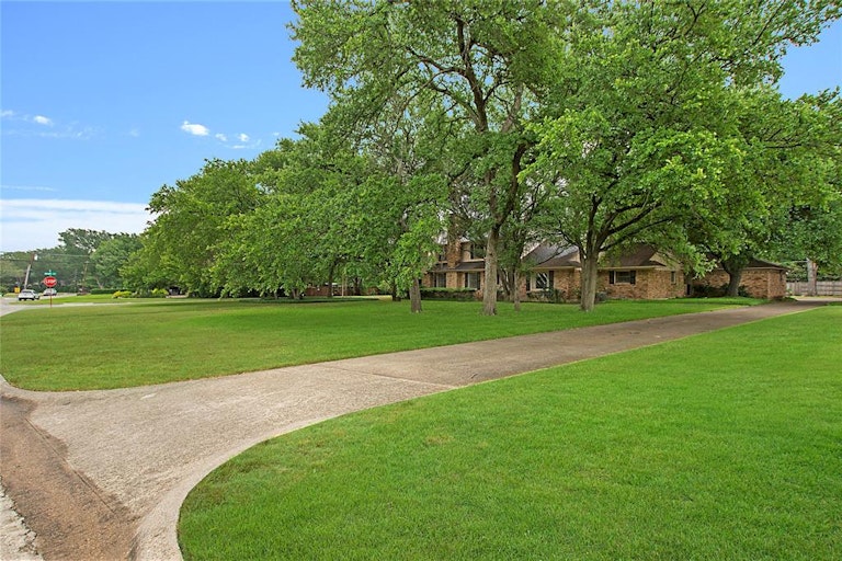 Photo 1 of 10 - 4830 Crooked Ln, Dallas, TX 75229