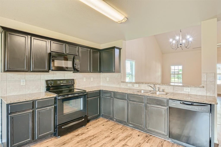 Photo 9 of 30 - 2812 Aberdeen Rd, Seagoville, TX 75159