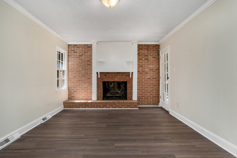 Photo 4 of 21 - 8433 Dunsinane Dr, Charlotte, NC 28227
