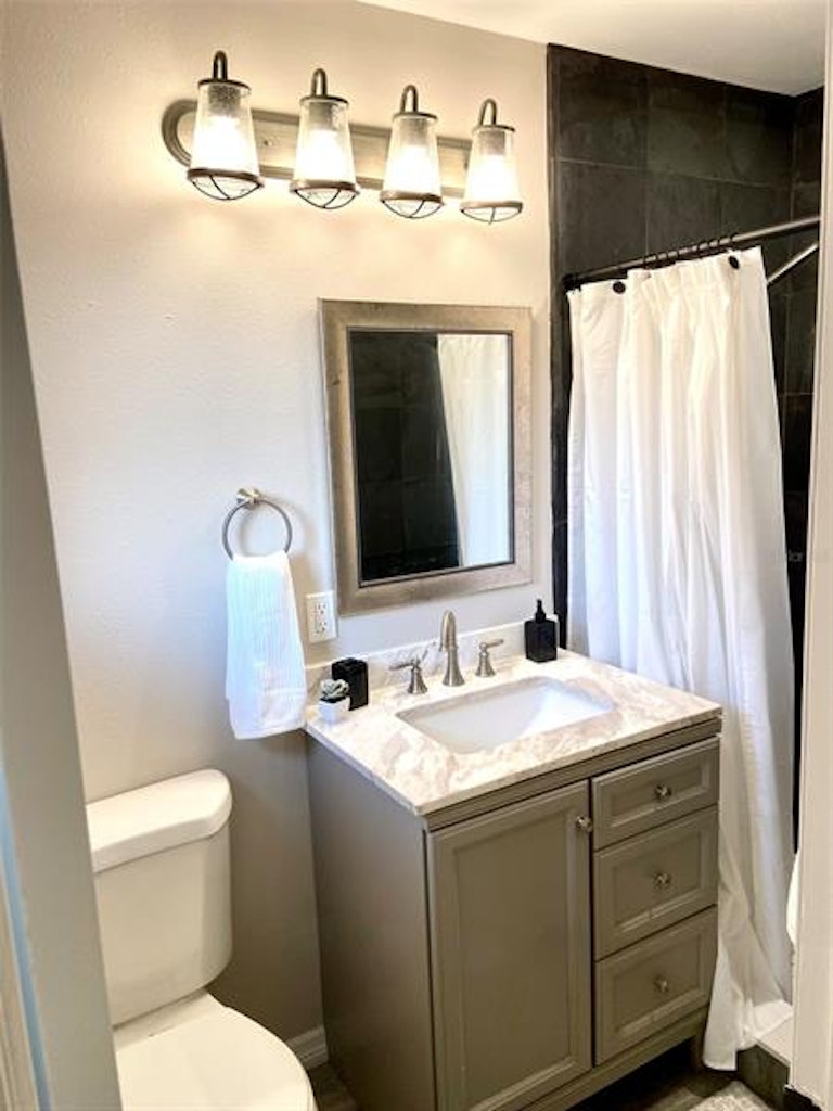 Photo 12 of 18 - 533 Fox Lake Dr, Lakeland, FL 33809