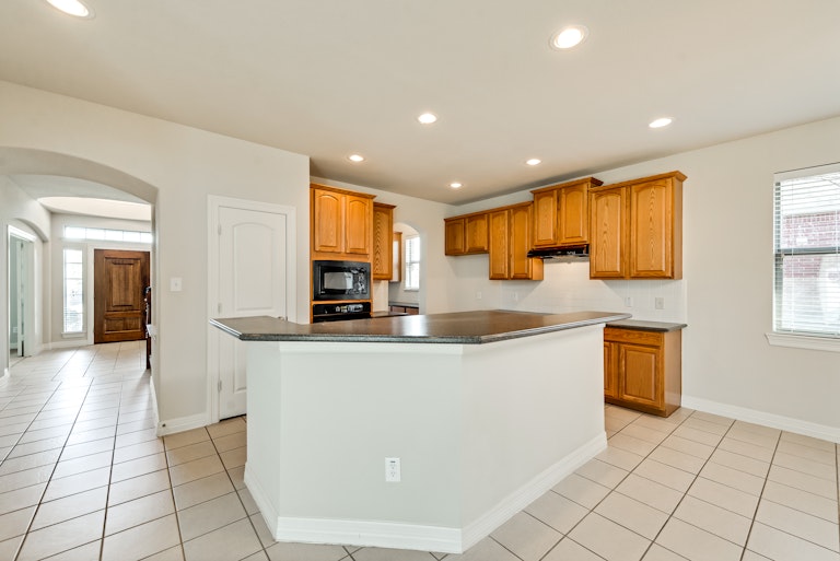 Photo 8 of 26 - 4310 Bluffview Dr, Sachse, TX 75048