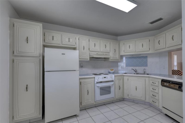 Photo 5 of 38 - 2101 Cordova Grn, Seminole, FL 33777