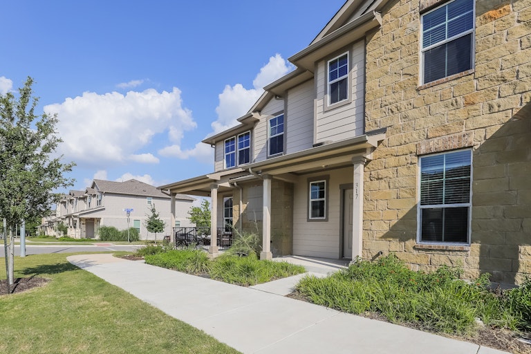 Photo 7 of 25 - 317 Crater Lake Dr, Pflugerville, TX 78660