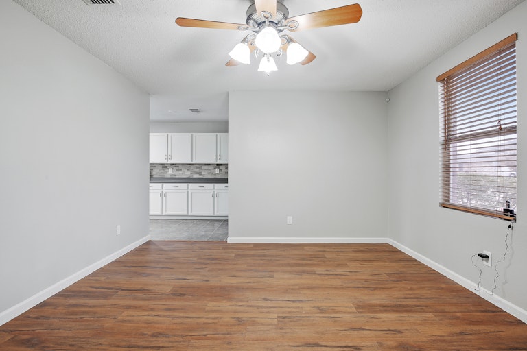 Photo 11 of 32 - 1300 Anna Lea Ln, Burleson, TX 76028