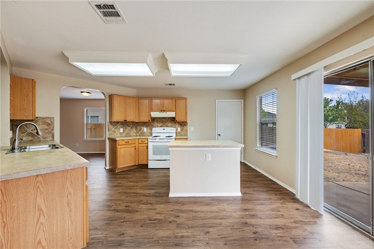 Photo 18 of 39 - 204 Debbie Ann Dr, Leander, TX 78641